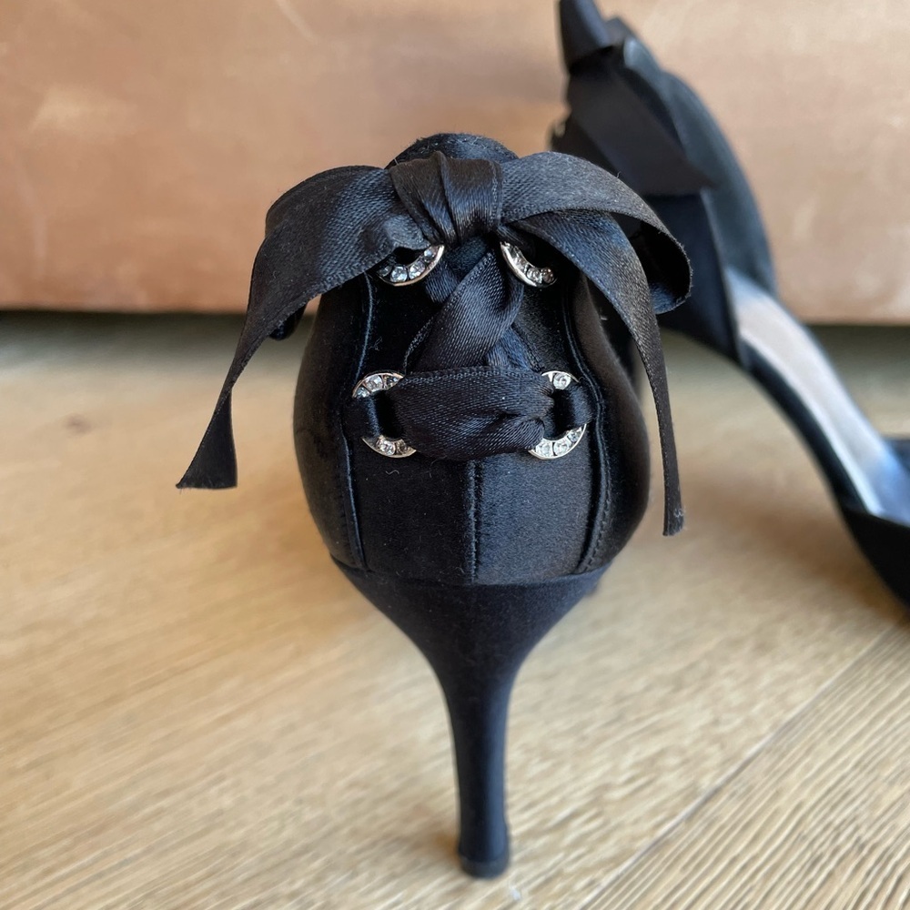 Stuart Weitzman Black Satin Bow Heels Crystal Pointed Toe Pumps 7.5 - Picture 2 of 7